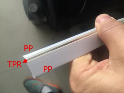 Profilo di estrusione per cerniera in PVC-TPR