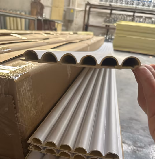 Cina che copre pannelli murali decorativi impermeabili ignifughi in PVC WPC, controsoffitti, pannelli per soffitti in laminato di legno e pannelli per soffitti in PVC